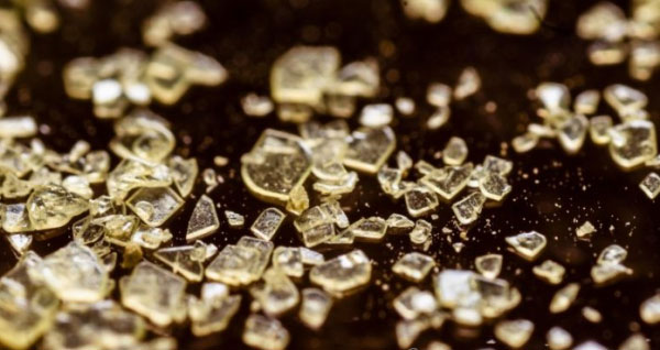 科學家揭開單重態(tài)裂變太陽能電池中的能量缺失之謎